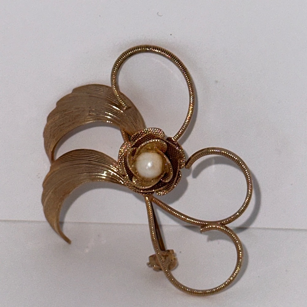 Vintage pearl and gold tone brooch